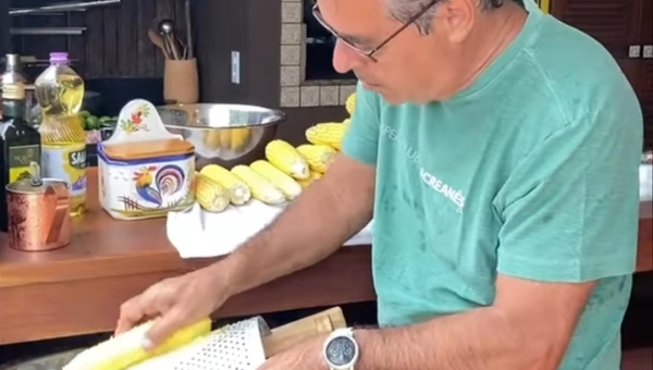 Jorge Viana aparece de sunga em vídeo ralando milho